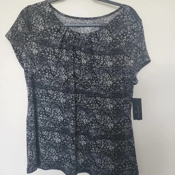 Modern Monochrome: Black and White Print Top - Picture 1 of 4